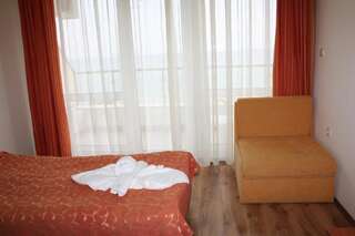 Отель Iris Beach Hotel Свети-Влас Двухместный номер с 1 кроватью или 2 отдельными кроватями и балконом (для 2 взрослых и 1 ребенка)-1